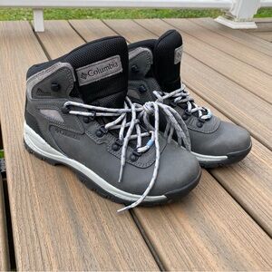 NWOT Columbia wms 9.5 Newton Ridge plus waterproof hiking shoe boot grey gray